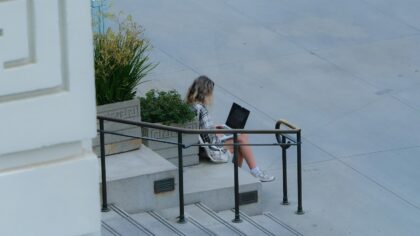 Kaip išsirinkti rankinę darbui ir miestui? 5 praktiniai kriterijai, kurie palengvins kiekvieną dieną