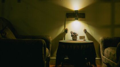 Kaip kiekvienas Zodiako ženklas ilsisi po darbų? Švelnus gidas vakaro ritualams be spaudimo