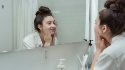 Kaip pasikeičia oda per naktį? Vakariniai žingsniai, kurie ryte matysis veidrodyje
