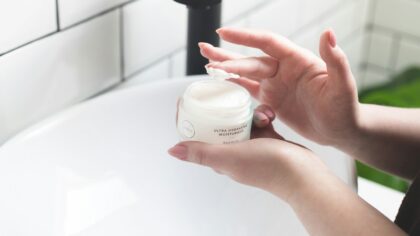 Kaip rankų odą paveikė „nuolatinis plovimo režimas“? Ką daryti, kad ji vėl jaustųsi tvirta