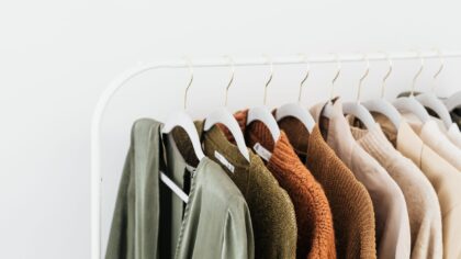 Kaip rudenį peržiūrėti garderobą be chaoso? Paprasti žingsniai tvarkingesniems deriniams