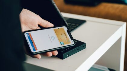 Kaip saugiai atsiskaityti internete naudojant telefoną? Praktinis gidas kasdieniams pirkiniams