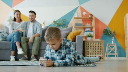 Kaip tvarkyti vaikų nuotraukas ir vaizdo įrašus telefone? Svarbūs privatumo žingsniai tėvams