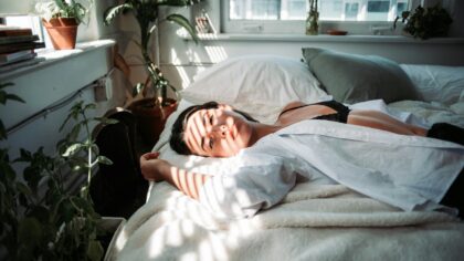 Kaip „tylus rytinis pusvalandis“ pagerina odos būklę ir savijautą? Mažas įprotis su matoma nauda