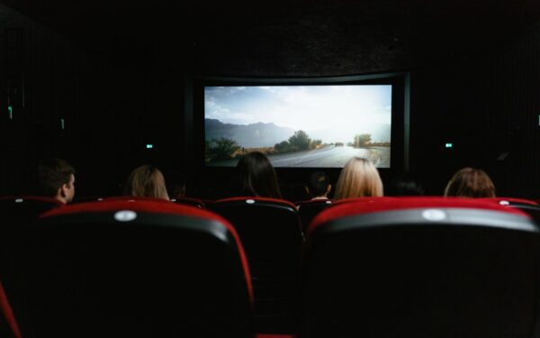 Kodėl kino titrai jau nebe tik tekstas ekrane? Nematoma profesija, formuojanti žiūrovo patirtį