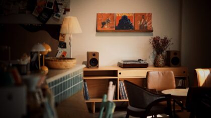 Ar senieji vinilai grįžta tik dėl mados? Kas iš tiesų vilioja prie analoginio garso