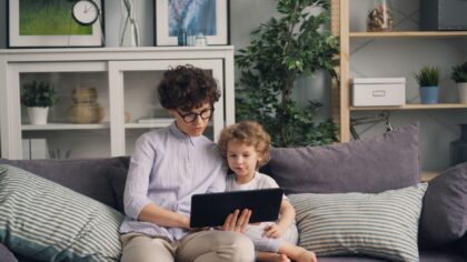 Kaip apsaugoti vaikų laiką prie ekranų? Technologijų ir taisyklių derinys namuose