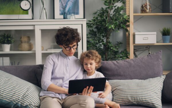 Kaip apsaugoti vaikų laiką prie ekranų? Technologijų ir taisyklių derinys namuose
