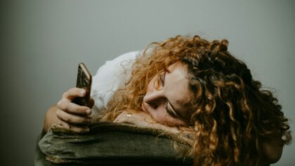 Kaip atpažinti žalingą naršymą socialiniuose tinkluose? Ženklai, kad metas stabtelėti