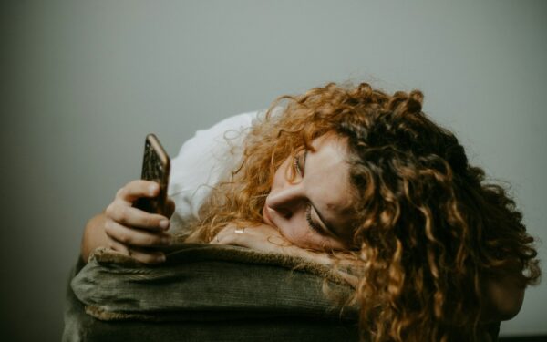 Kaip atpažinti žalingą naršymą socialiniuose tinkluose? Ženklai, kad metas stabtelėti