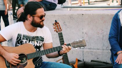Kaip gatvės muzikantai kuria miesto nuotaiką? Kas slypi už trumpų sustojimų aikštėse