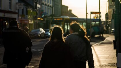 Kaip išlaikyti artimą ryšį su draugais, kai visi nuolat skuba? Realistiškas vadovas užimtiems