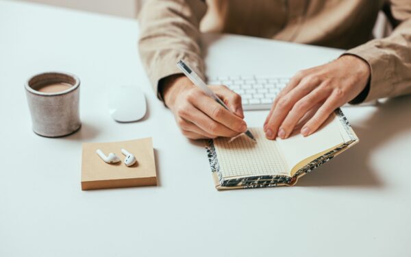 Kaip nepasimesti nuomonėse priimant kasdienius sprendimus? 5 žingsniai tvirtesniam vidiniam kompasui