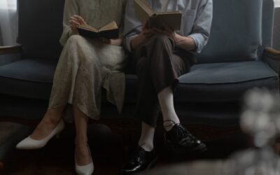 Kaip tylos skaitymai pakeičia viešą kalbėjimą? Literatūros vakarai be mikrofonų traukia pilnas sales