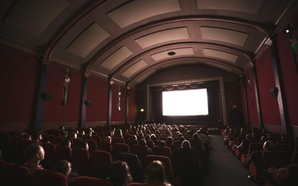 Kas slypi senų kino teatrų salėse? Kaip atgimsta istoriniai ekranai ir žiūrovų įpročiai