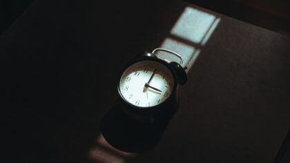 Kiek valandų iš tiesų reikia išsimiegoti? Mokslo paaiškinimas, kodėl vieniems užtenka mažiau