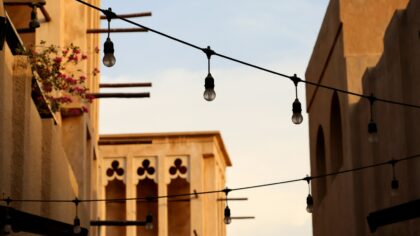Kodėl miestų kiemai virsta kultūrinėmis scenomis? Nematoma bendruomenių kūrybos pusė